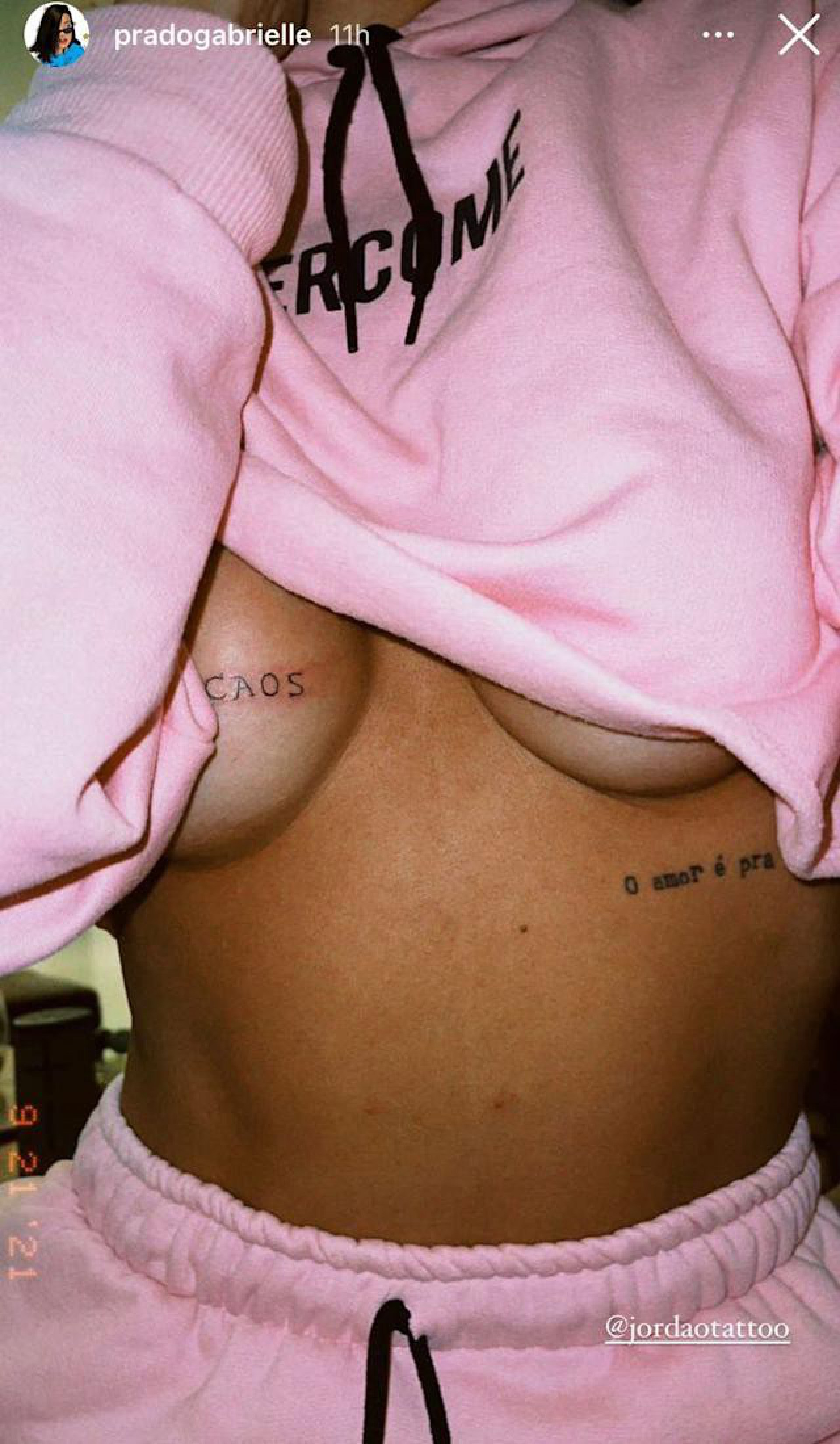 Gabi Prado tatuou a palavra 