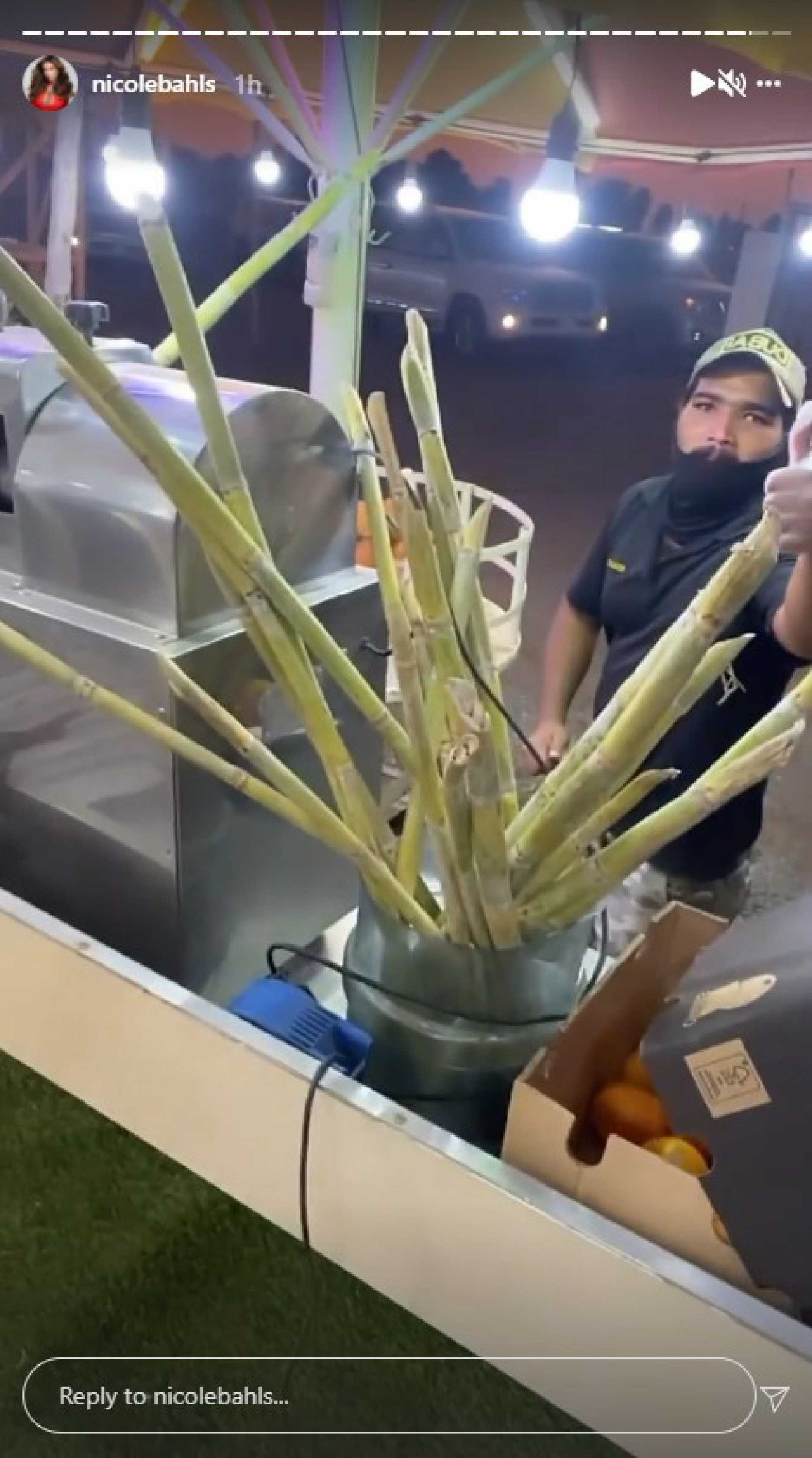 Em Dubai, Nicole Bahls troca restaurante de luxo por caldo de cana - Reprodução/Instagram