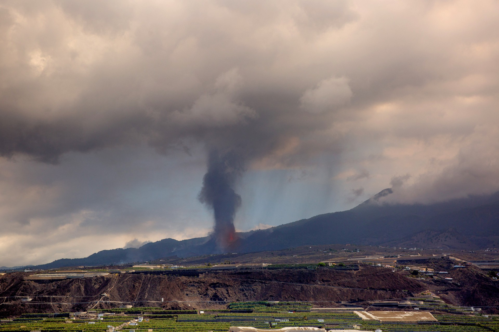 Deslocamento de lava do vulcão Cumbre Vieja se detém nas Ilhas Canárias
