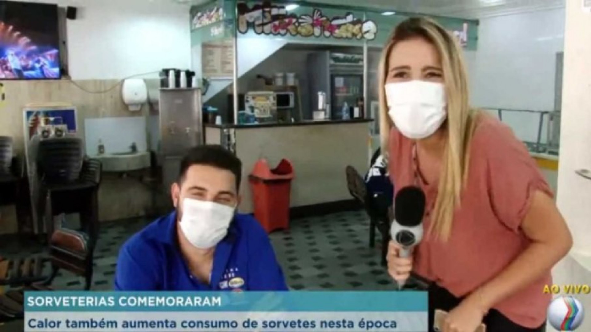 Rep&oacute;rter d&aacute; cantada em entrevistado ao vivo - Reprodu&ccedil;&atilde;o