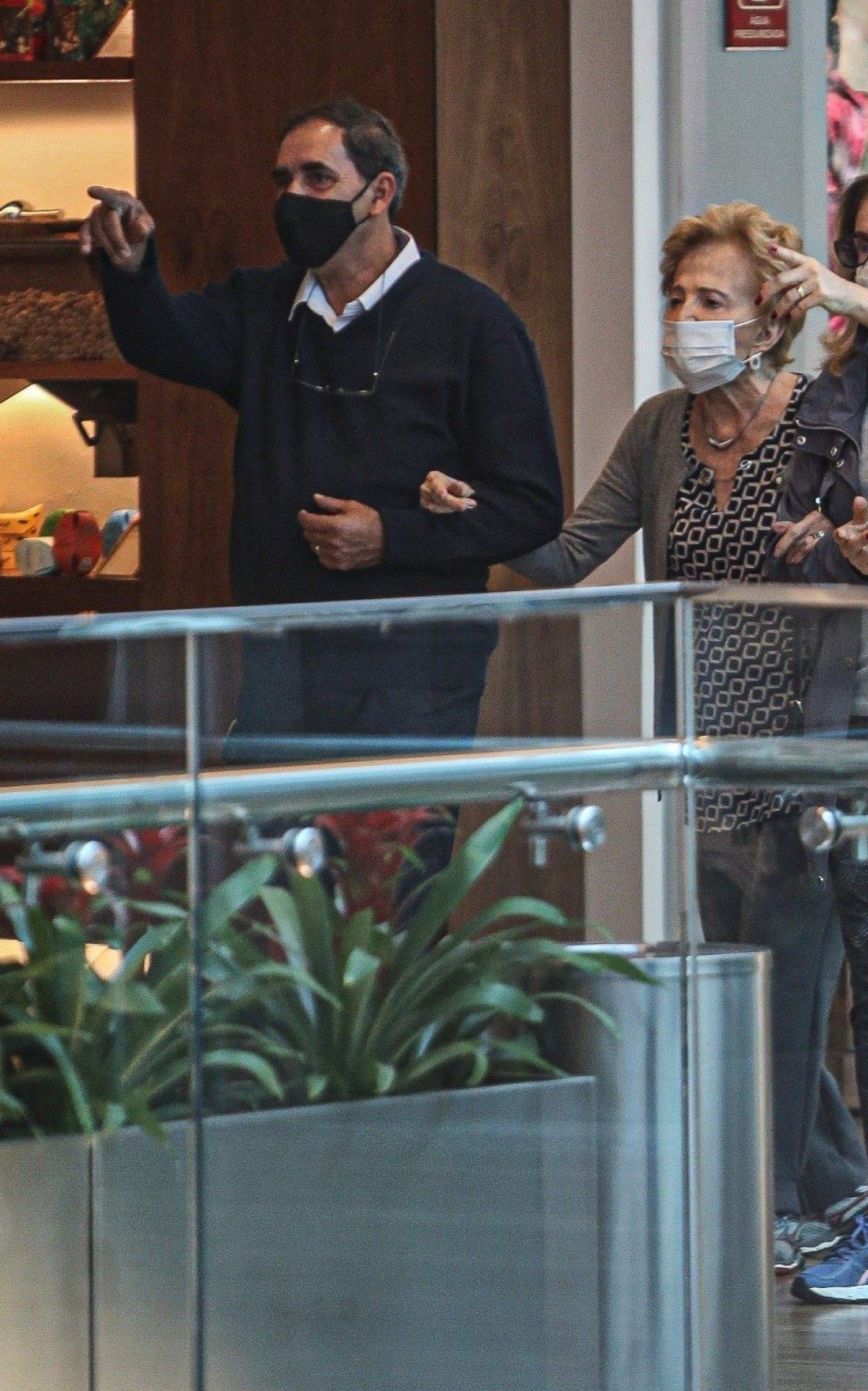 Gl&oacute;ria Menezes passeia com a filha, Am&eacute;lia Brito, em shopping da Barra da Tijuca, na Zona Oeste do Rio, nesta quarta-feira