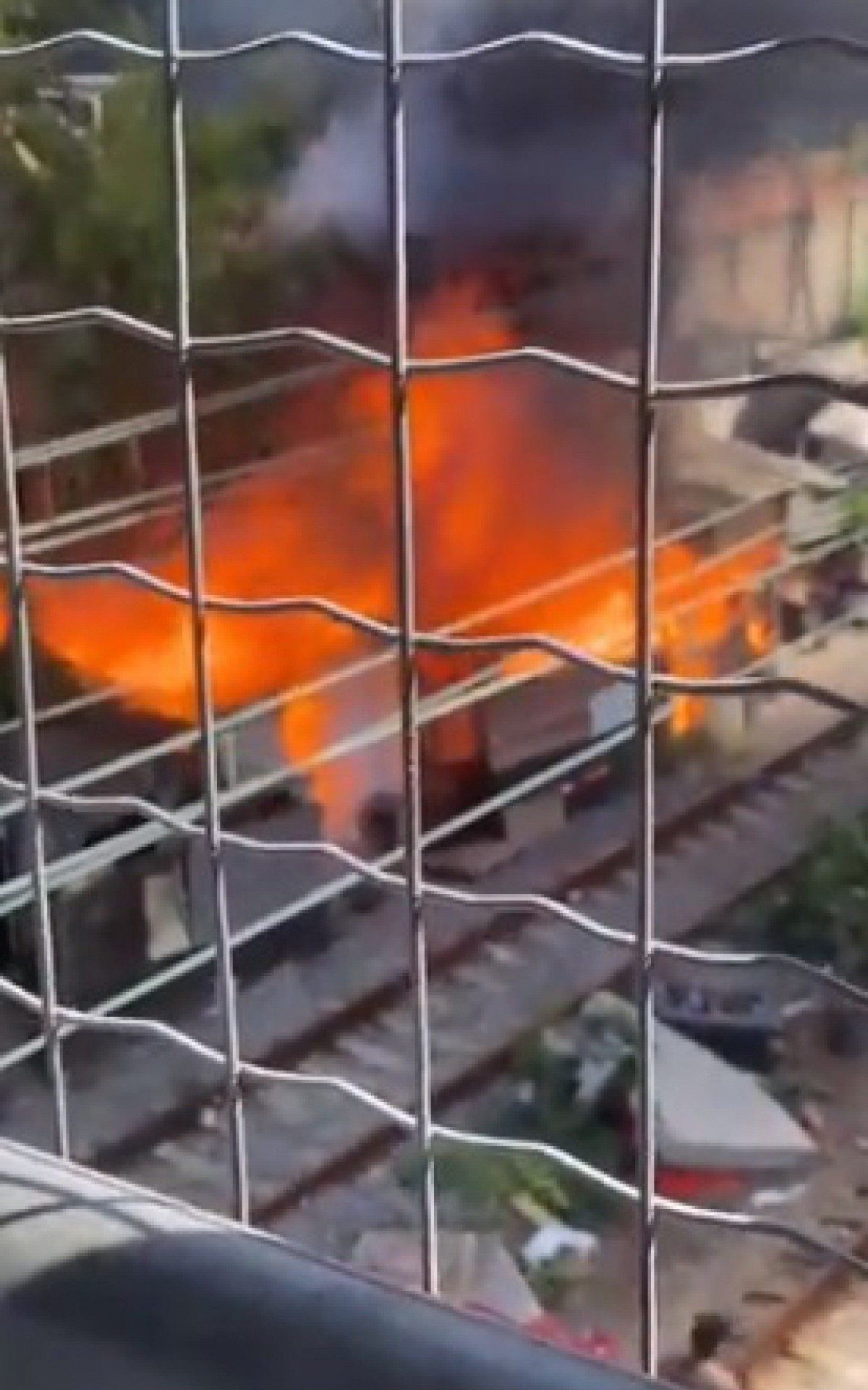 Barracos são atingidos por incêndio próximo à linha férrea - Reprodução