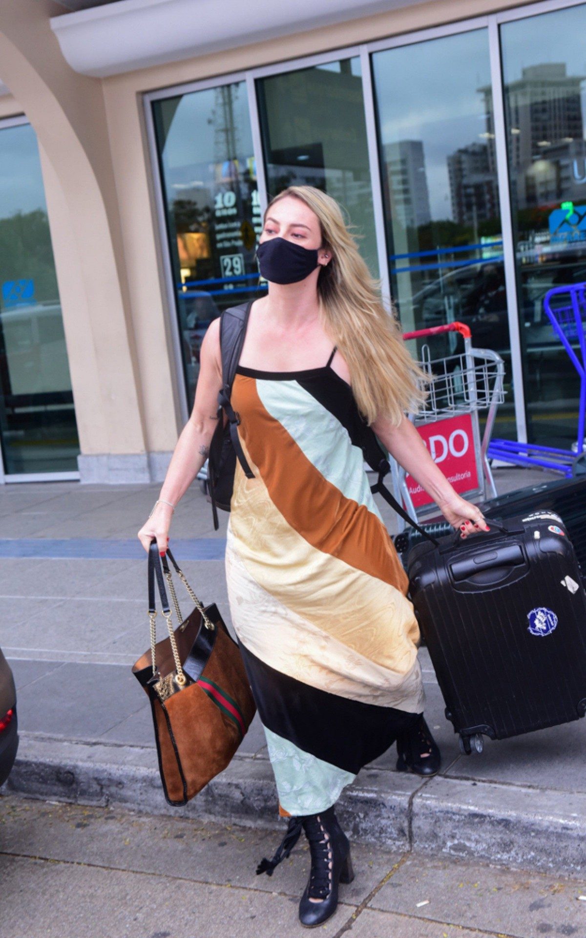Diogo Nogueira e Paolla Oliveira desembarcam no aeroporto de Congonhas, em S&atilde;o Paulo, nesta quarta-feira