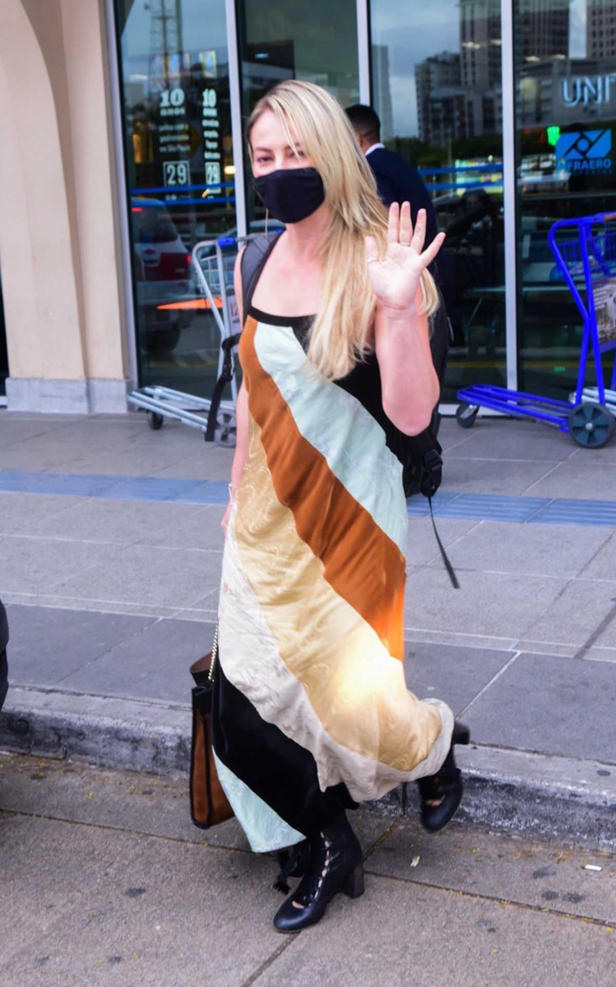 Diogo Nogueira e Paolla Oliveira desembarcam no aeroporto de Congonhas, em S&atilde;o Paulo, nesta quarta-feira