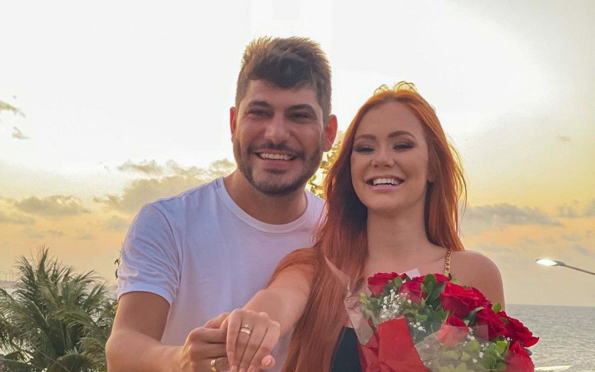 Mirela Janis e Yugnir ficam noivos