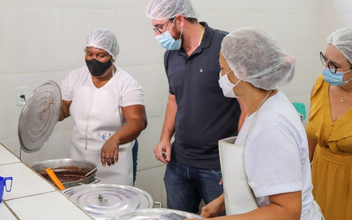 O prefeito Renato Cozzolino almo&ccedil;ou na Escola Municipal Desembargador Oswaldo Portella e conheceu o novo card&aacute;pio da rede.