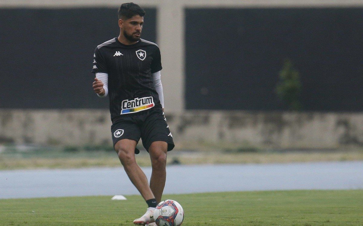 Daniel Borges destaca concorr&Atilde;&ordf;ncia com Rafael na lateral-direita do Botafogo - Vitor Silva/Botafogo