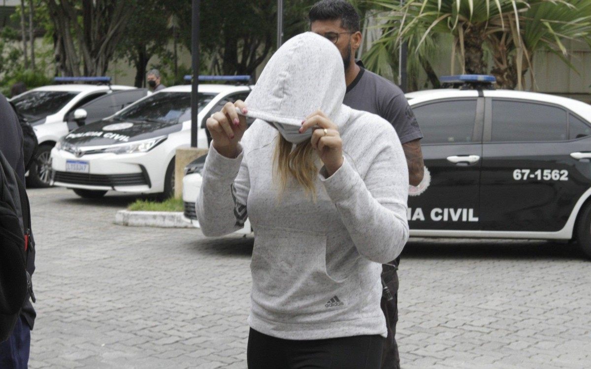 Pol&iacute;cia prende 15 em opera&ccedil;&atilde;o contra a mil&iacute;cia; bando lavava dinheiro at&eacute; com criptomoedas, na foto o casal Luiz Carlos Principe Jr e Cl&eacute;bia Barros Gondim, presos chegando na Cidade da Policia (cidpol),nesta quinta feira (23).
