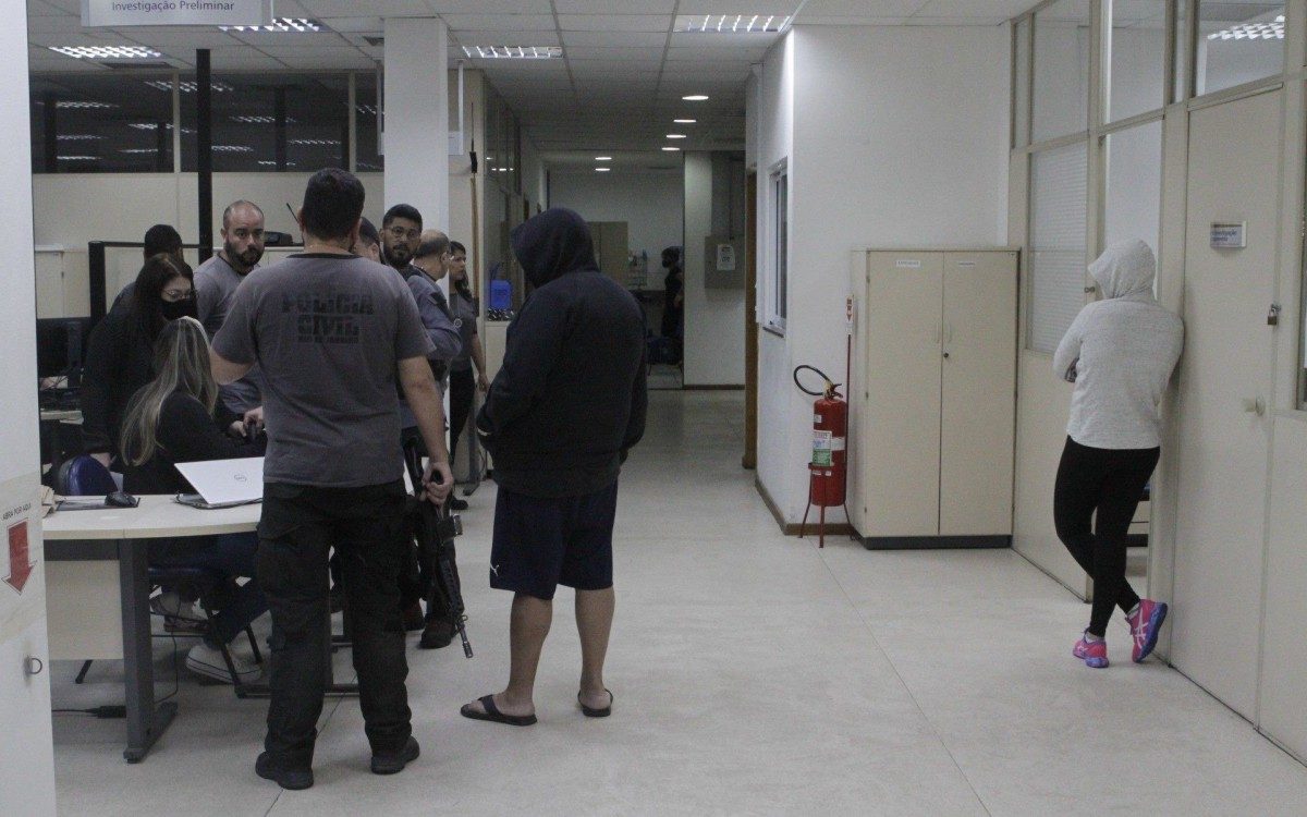 Pol&iacute;cia prende 15 em opera&ccedil;&atilde;o contra a mil&iacute;cia; bando lavava dinheiro at&eacute; com criptomoedas, na foto o casal Luiz Carlos Principe Jr e Cl&eacute;bia Barros Gondim, presos chegando na Cidade da Policia (cidpol),nesta quinta feira (23).