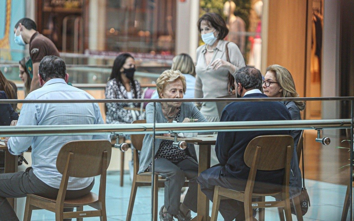 Gl&oacute;ria Menezes passeia com a filha, Am&eacute;lia Brito, em shopping da Barra da Tijuca, na Zona Oeste do Rio, nesta quarta-feira