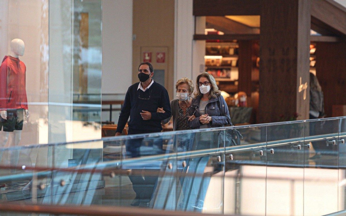 Gl&oacute;ria Menezes passeia com a filha, Am&eacute;lia Brito, em shopping da Barra da Tijuca, na Zona Oeste do Rio, nesta quarta-feira