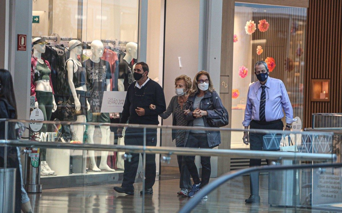 Gl&oacute;ria Menezes passeia com a filha, Am&eacute;lia Brito, em shopping da Barra da Tijuca, na Zona Oeste do Rio, nesta quarta-feira