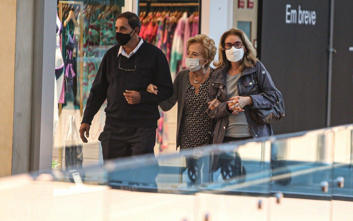 Gl&oacute;ria Menezes passeia com a filha, Am&eacute;lia Brito, em shopping da Barra da Tijuca, na Zona Oeste do Rio, nesta quarta-feira