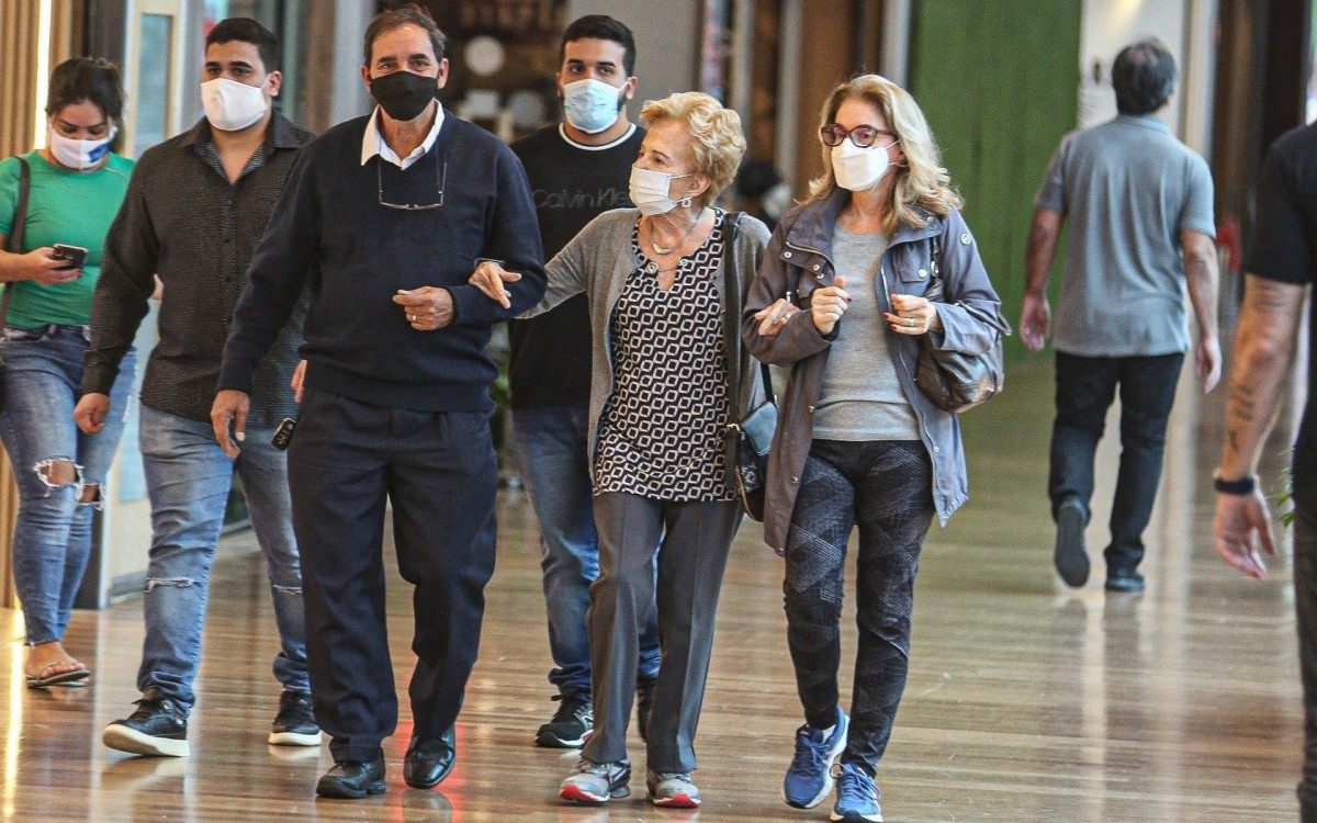 Gl&oacute;ria Menezes passeia com a filha, Am&eacute;lia Brito, em shopping da Barra da Tijuca, na Zona Oeste do Rio, nesta quarta-feira