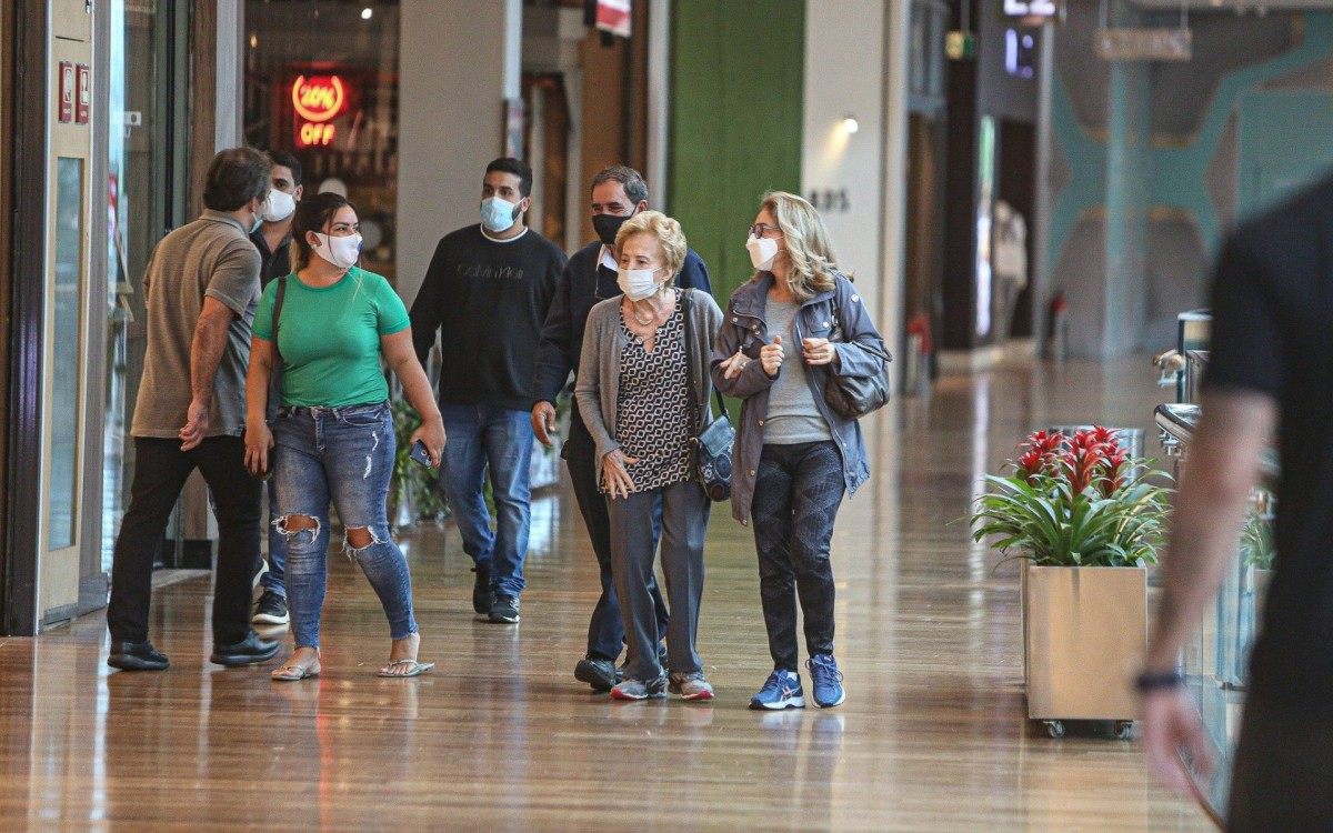 Gl&oacute;ria Menezes passeia com a filha, Am&eacute;lia Brito, em shopping da Barra da Tijuca, na Zona Oeste do Rio, nesta quarta-feira