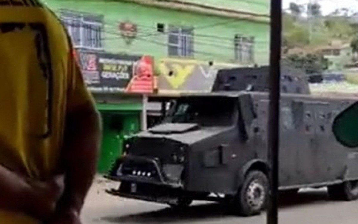 Moradores relataram intenso tiroteio entre criminosos e PMs na comunidade Vila Alian&ccedil;a, em Bangu