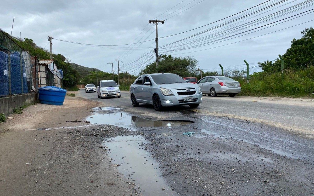 Cidade est&aacute; tomada de buracos o que vem gerando enorme desgaste ao prefeito 