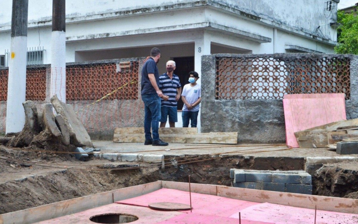 O prefeito Renato Cozzolino vistou nesta quinta-feira (22), as ruas que est&atilde;o recebendo nova rede de drenagem, desassoreadas e pavimentadas.