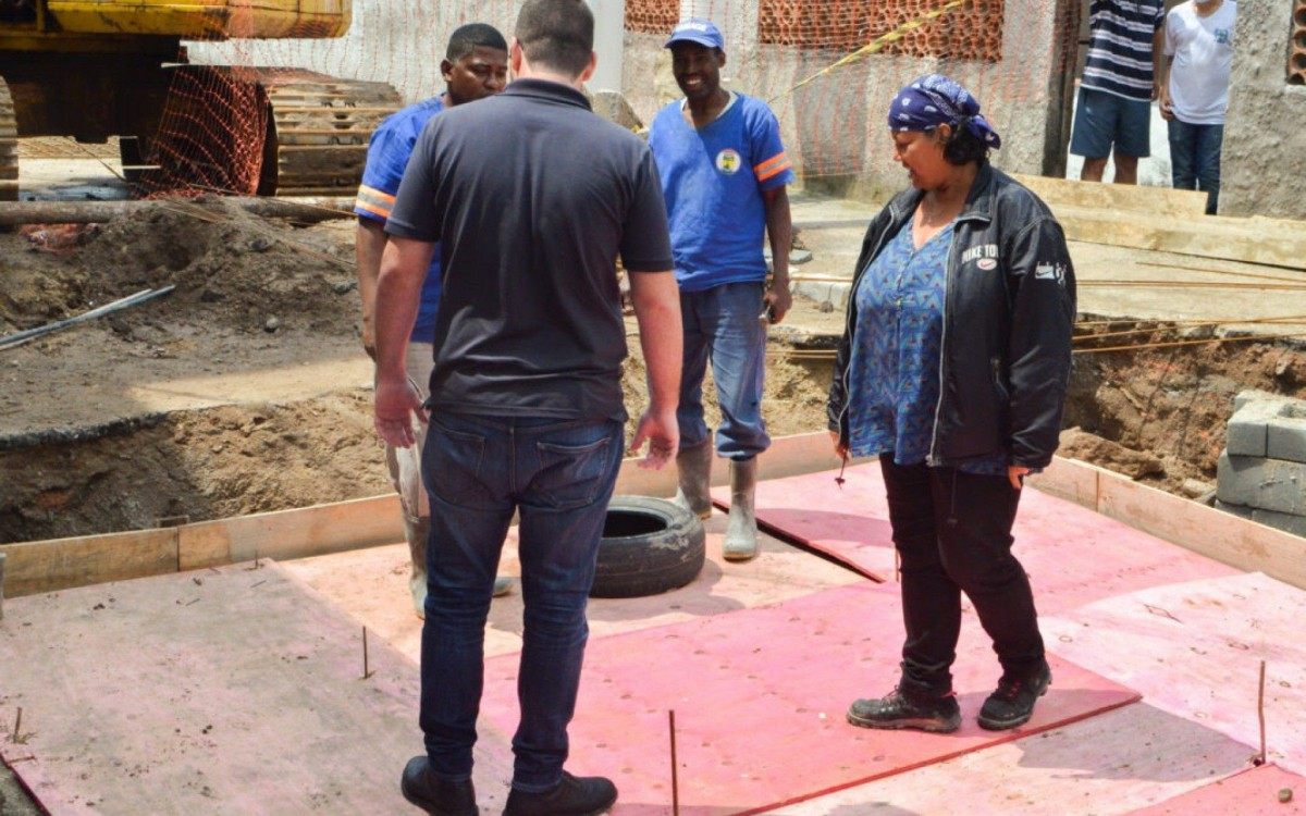 O prefeito Renato Cozzolino vistou nesta quinta-feira (22), as ruas que est&atilde;o recebendo nova rede de drenagem, desassoreadas e pavimentadas.