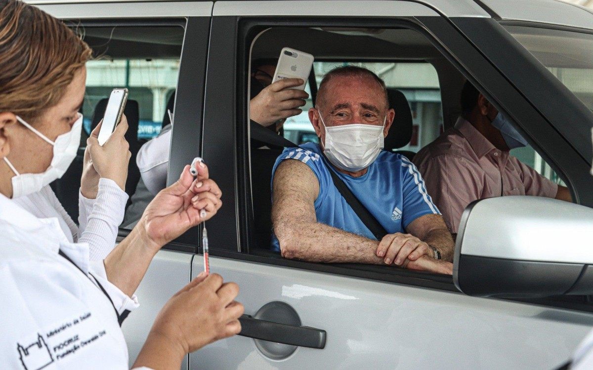 Renato Arag&atilde;o toma a terceira dose da vacina contra a covid-19 no Parque Ol&iacute;mpico, na Zona Oeste do Rio, na manh&atilde; desta quinta-feira