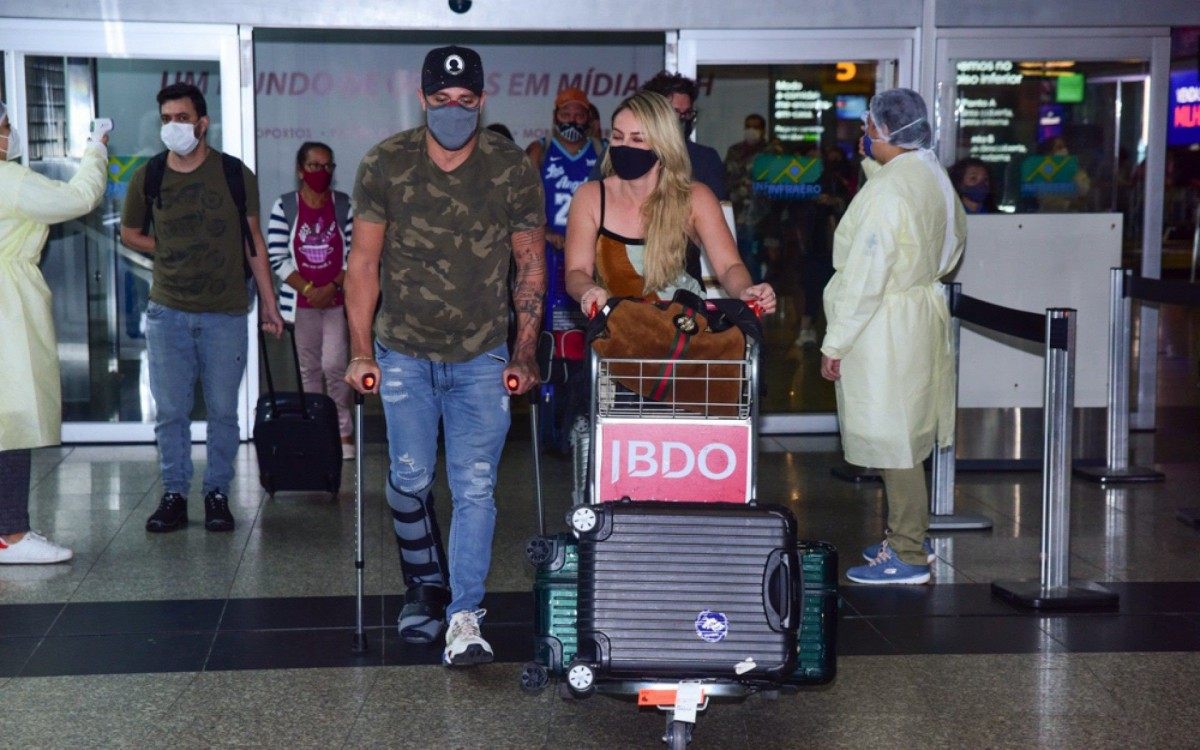 Diogo Nogueira e Paolla Oliveira desembarcam no aeroporto de Congonhas, em S&atilde;o Paulo, nesta quarta-feira