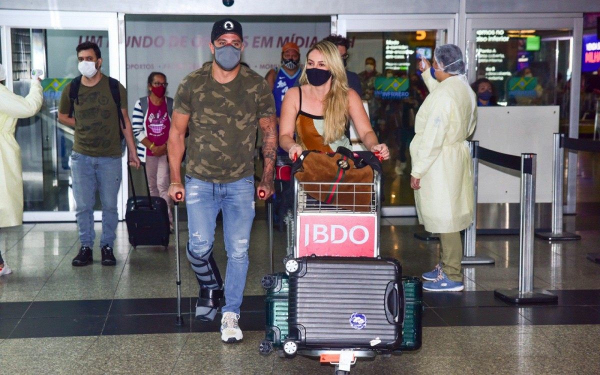Diogo Nogueira e Paolla Oliveira desembarcam no aeroporto de Congonhas, em S&atilde;o Paulo, nesta quarta-feira