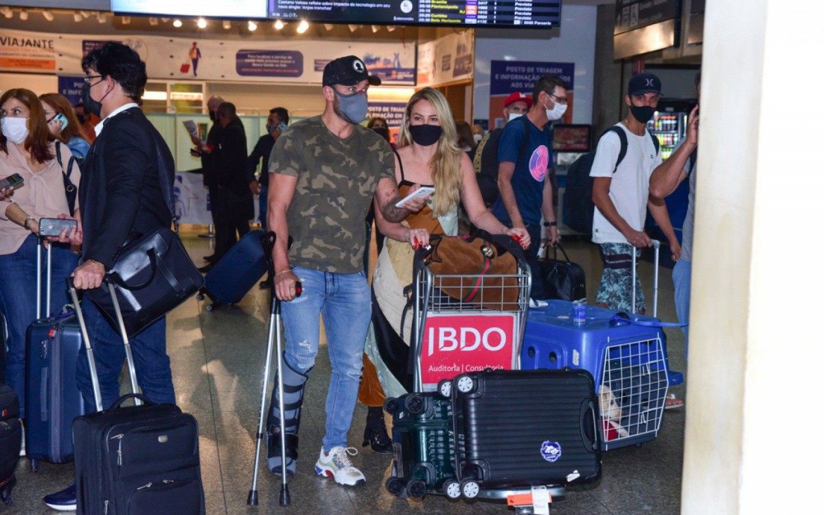 Diogo Nogueira e Paolla Oliveira desembarcam no aeroporto de Congonhas, em S&atilde;o Paulo, nesta quarta-feira