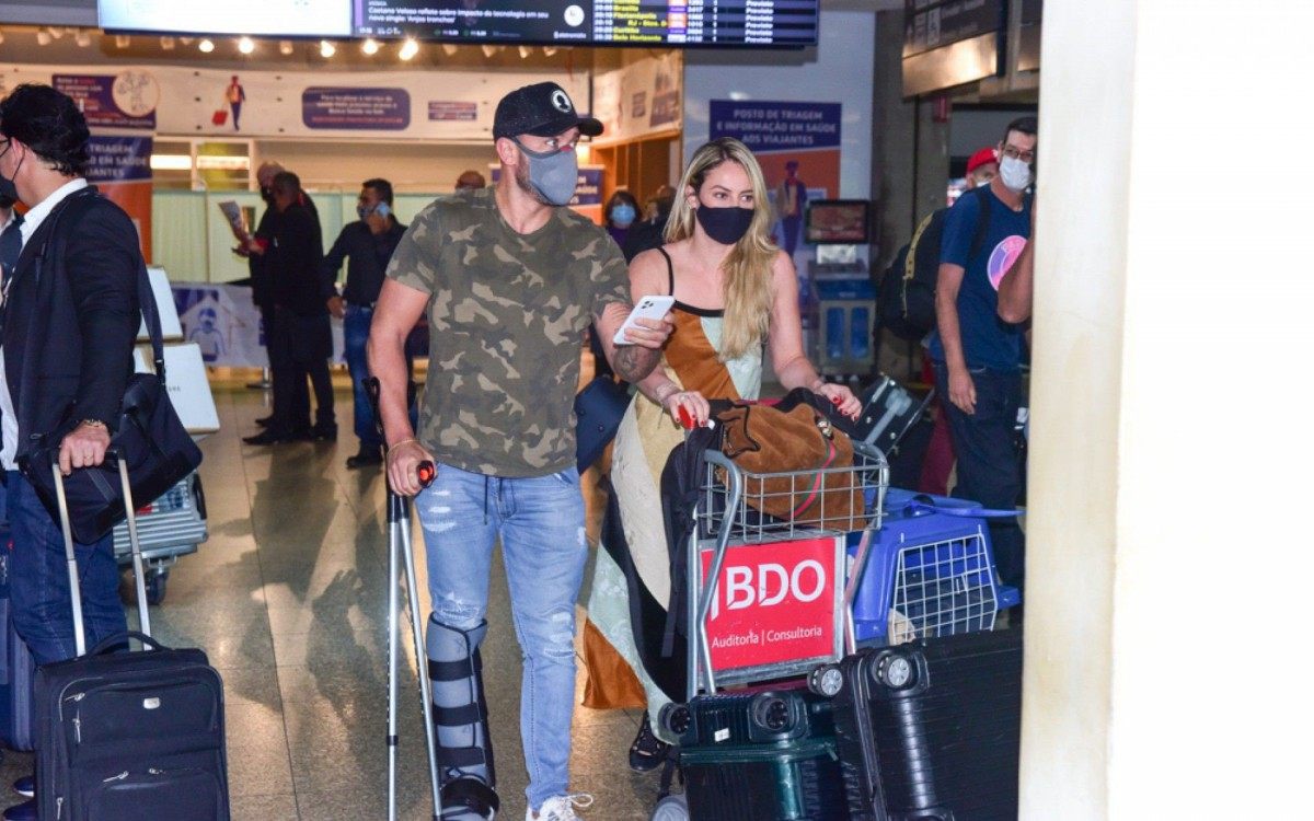 Diogo Nogueira e Paolla Oliveira desembarcam no aeroporto de Congonhas, em S&atilde;o Paulo, nesta quarta-feira