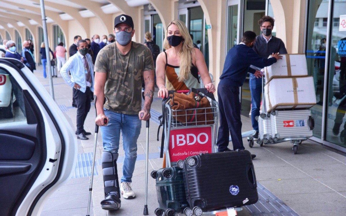 Diogo Nogueira e Paolla Oliveira desembarcam no aeroporto de Congonhas, em S&atilde;o Paulo, nesta quarta-feira