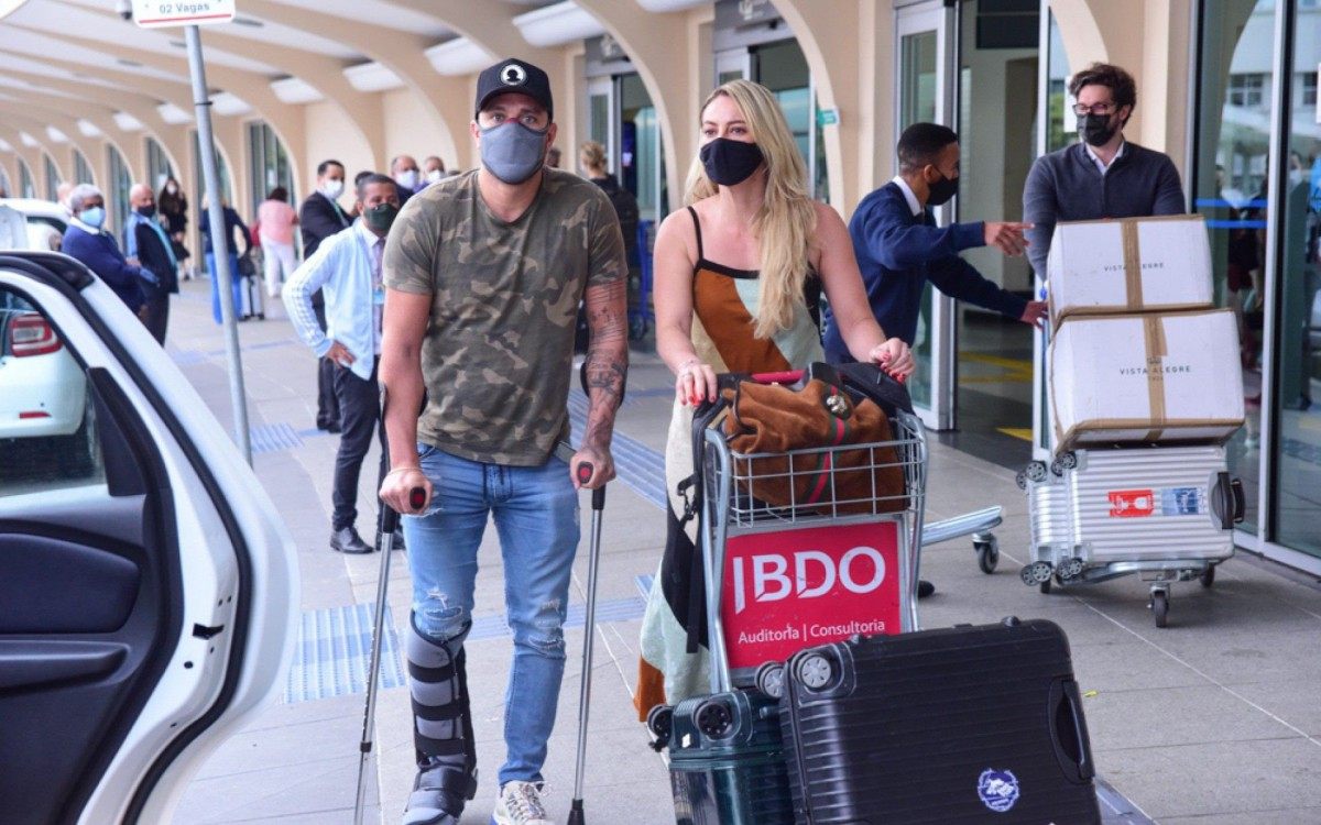 Diogo Nogueira e Paolla Oliveira desembarcam no aeroporto de Congonhas, em S&atilde;o Paulo, nesta quarta-feira