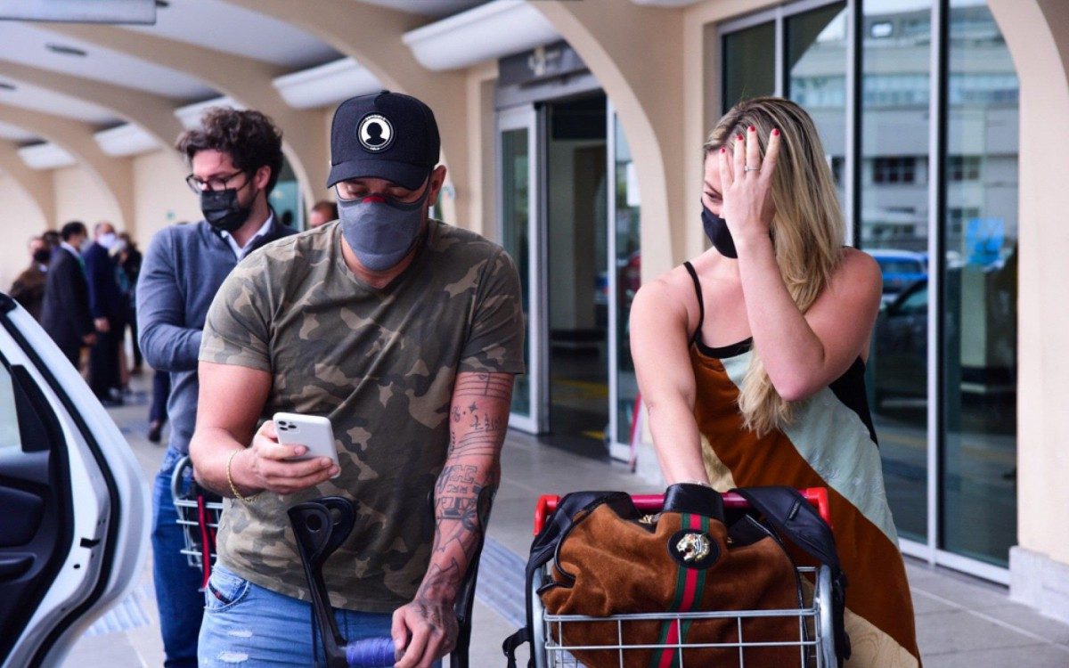 Diogo Nogueira e Paolla Oliveira desembarcam no aeroporto de Congonhas, em S&atilde;o Paulo, nesta quarta-feira