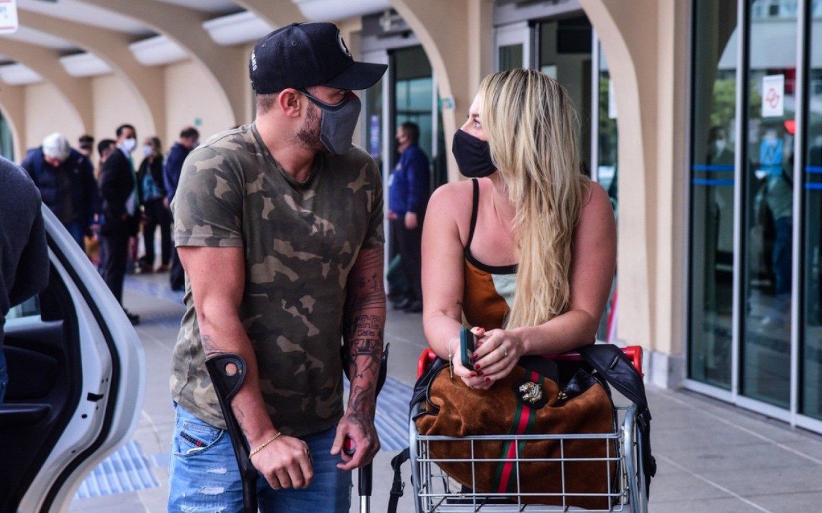 Diogo Nogueira e Paolla Oliveira desembarcam no aeroporto de Congonhas, em São Paulo, nesta quarta-feira