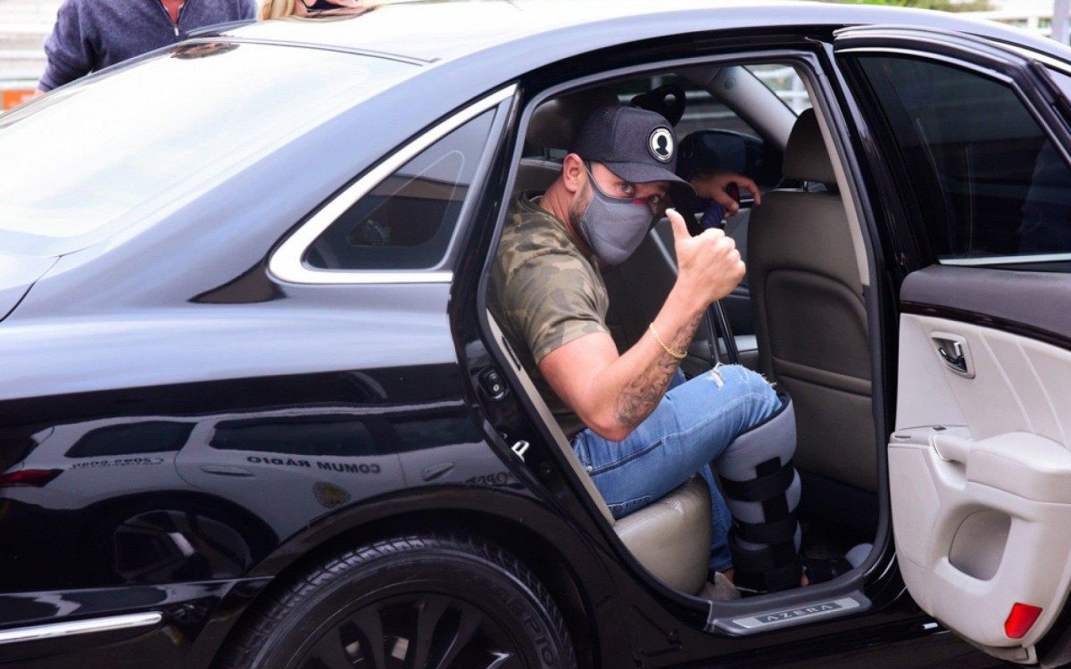 Diogo Nogueira e Paolla Oliveira desembarcam no aeroporto de Congonhas, em S&atilde;o Paulo, nesta quarta-feira