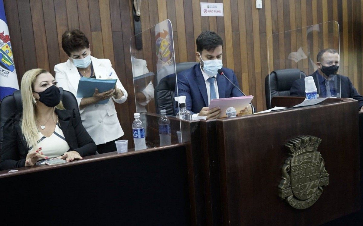 Vereadores da oposi&ccedil;&atilde;o e da base se uniram para antecipar elei&ccedil;&atilde;o da mesa diretora reelegendo Miguel Alencar (DEM), para surpresa do governo que tinha outros planos 