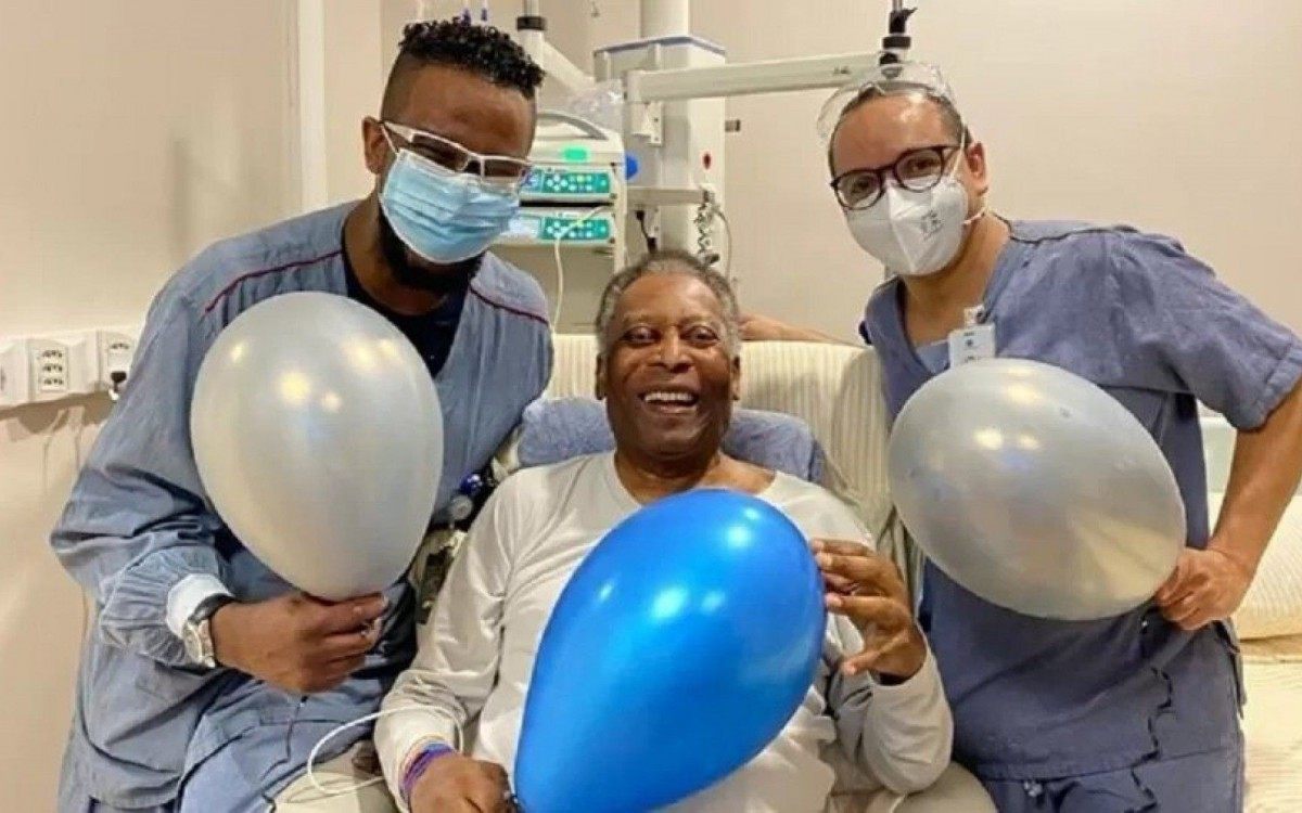 Pel&eacute; agradece enfermeiros em hospital