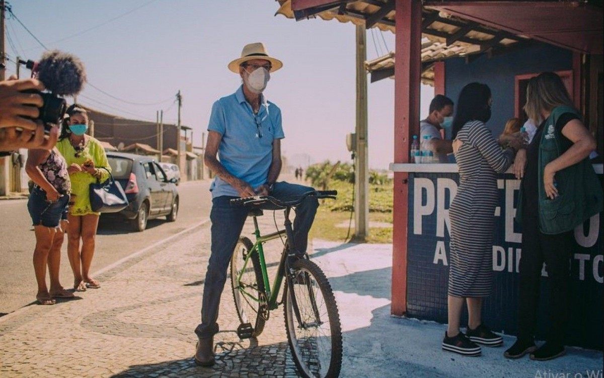 Bicicleta &eacute; modal favorito do prefeito. Motoristas reclamam da falta de aten&ccedil;&atilde;o com quem tem carro e moto, j&aacute; que as ruas est&atilde;o esburacadas 