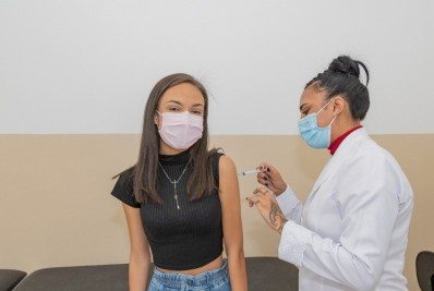 Adolescentes de 14 anos serão vacinados nesta sexta-feira