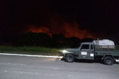 Defesa Civil de Quissamã combate queimada em área de vegetação