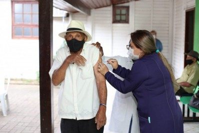 Quissamã aplica a terceira dose da vacina contra a Covid-19 nos idosos de Santa Catarina