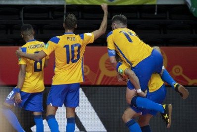 Em duelo acirrado, Brasil vira sobre Japão e vai às quartas na Copa do Mundo de Futsal
