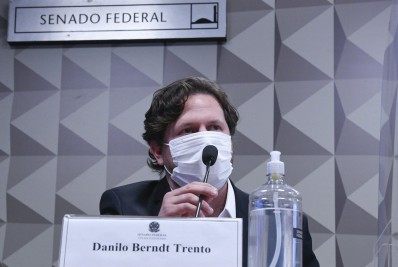 Aziz ironiza empresário na CPI e questiona se ele tem participação na morte de Getúlio Vargas 