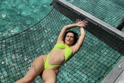 Fotos! Cleo usa biquíni mínimo, dá close e mostra tatuagem íntima: 'Ângulos'