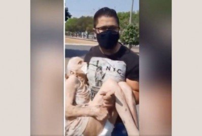 Após posto negar vacinação em drive-thru, neto carrega avó no colo