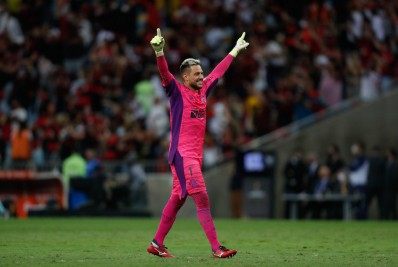 Jornalista diz que Diego Alves deixará o Flamengo, e goleiro responde: 'É mentira'