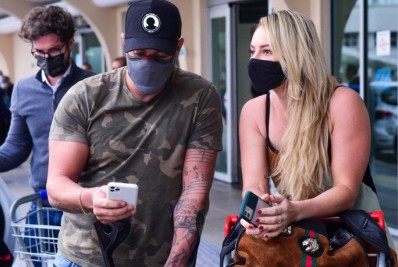 Paolla Oliveira e Diogo Nogueira chegam juntos a São Paulo