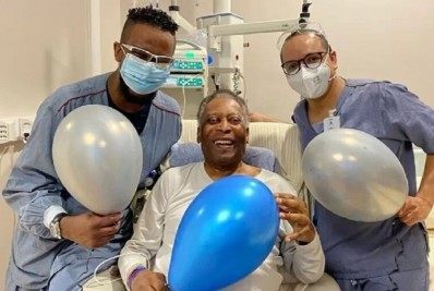 Pelé publica agradecimento aos enfermeiros em hospital e destaca: 'Juntos, somos um time invencível'