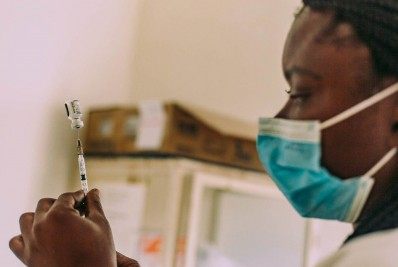 Adolescentes sem comorbidades voltam a ser vacinados contra covid-19 nesta sexta (24), em Cabo Frio