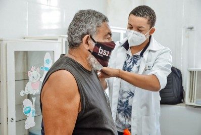 Dose reforço: Magé vacina idosos a partir de 65 anos