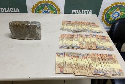 Polícia diz que mulher presa com notas falsas e drogas era companheira de homem morto no Jacarezinho