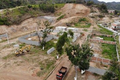 Prefeitura do Rio demole condomínio construído ilegalmente em Campo Grande